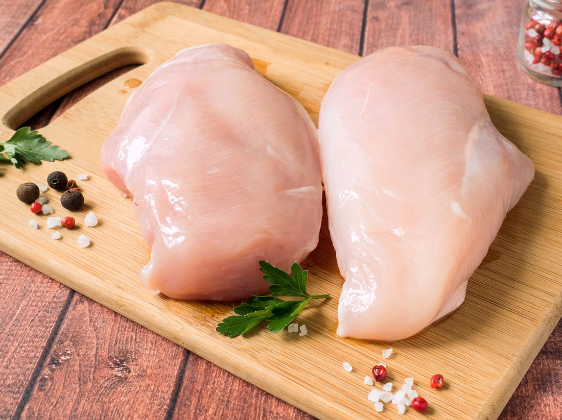 Um rohes Hähnchenfleisch gesundheitlich unbedenklich zuzubereiten, sollten Sie es nicht waschen.