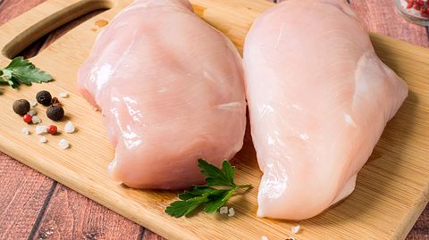Um rohes Hähnchenfleisch gesundheitlich unbedenklich zuzubereiten, sollten Sie es nicht waschen. - Foto: derketta / iStock
