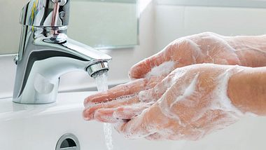 Wir verraten, wie Sie sich am besten die Hände waschen sollten. - Foto: AlexRaths / iStock