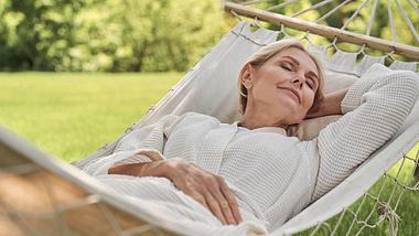 Hängematte Balkon mit einer Frau - Foto: iStock/YakobchukOlena 