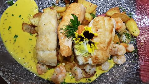 Hamburger Pannfisch mit Bratkartoffeln und Senfsoße. - Foto: Andreas Steidlinger / iStock