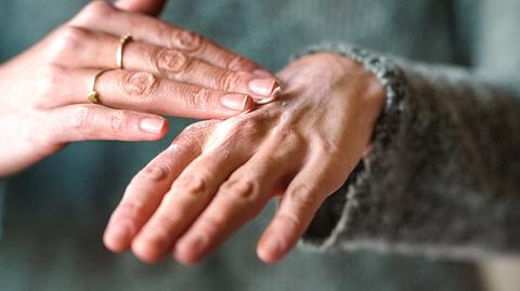 Frau verwendet selbstgemachte Handcreme zum Eincremen. - Foto: iStock/ NickyLloyd