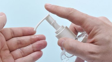 Desinfektionsmittel für die Hände kann mit wenigen Zutaten selber gemacht werden.  - Foto: Nodar Chernishev / iStock