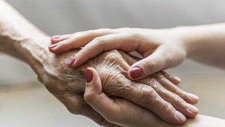 Einer 108-Jährigen wurde nun mit einer rührenden Geste geholfen.  - Foto: guvendemir / iStock