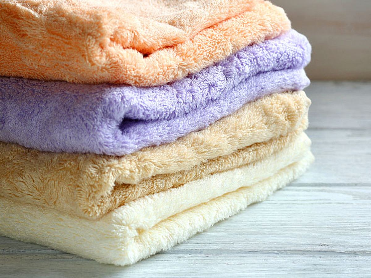 Im Laufe der Jahre sammeln sich in einem Haushalt viele gebrauchte Handtücher an.