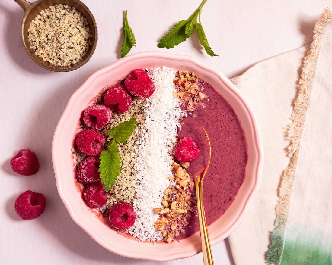 Hanfsamen auf einer gesunden Acai Bowl Hanfsamen auf einer gesunden Acai Bowl