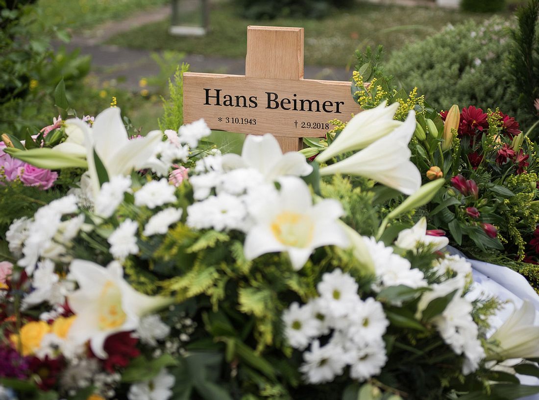 Das Grab des Urgesteins aus der Lindenstraße Hans Beimer. Das Grab des Urgesteins aus der Lindenstraße Hans Beimer.