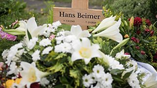 Das Grab des Urgesteins aus der Lindenstraße Hans Beimer.  - Foto: WDR / Steven Mahner