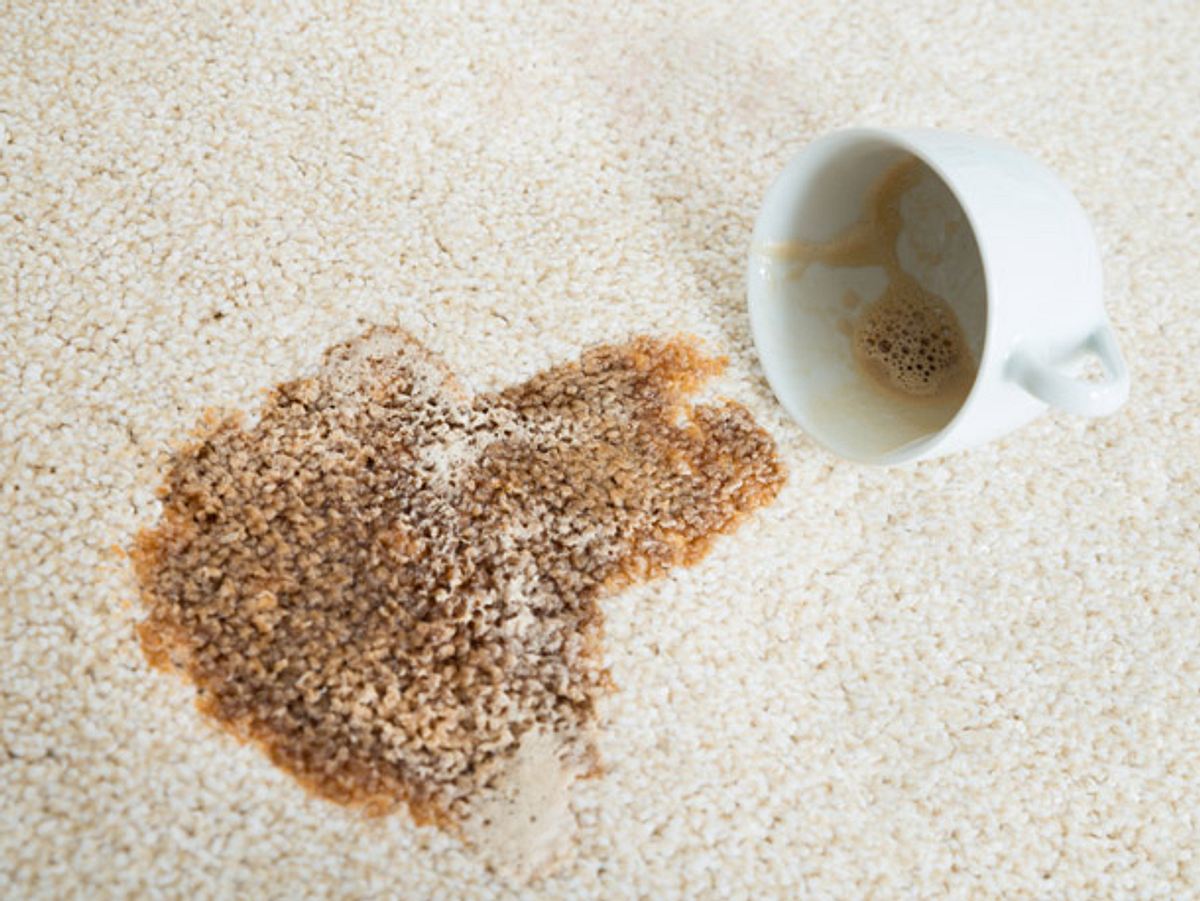 Kaffeeflecken entfernen mit Hausmitteln aus der Küche.