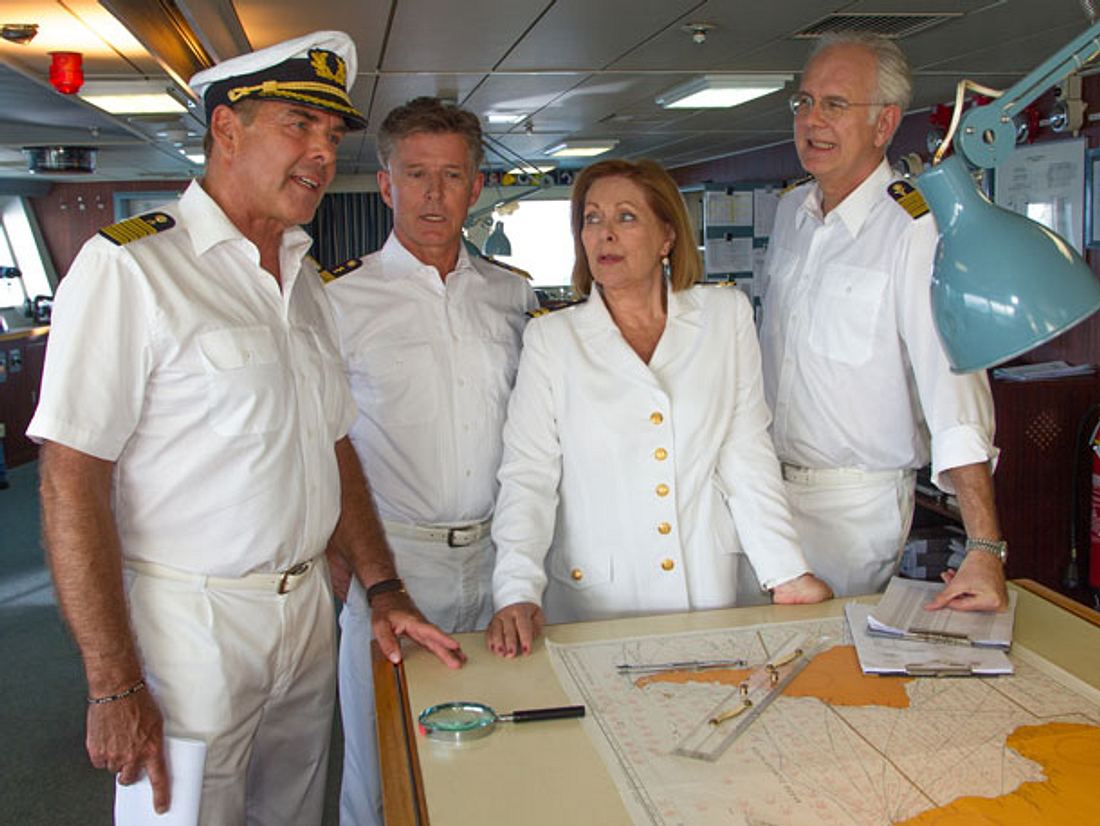 Mit Hilfe von Beatrice (Heide Keller, 2.v.r.) versucht Oskar (Harald Schmidt,
r.), Kapitän Burger (Sascha Hehn, l.) sein Missgeschick zu beichten. Dr. Sander
(Nick Wilder, 2.v.l.) hört zu. Heide Keller in ihrer Paraderolle als Beatrice von Ledebur