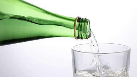 Das Trinken von Heilwasser kann Beschwerden vorbeugen und lindern. - Foto: studiocasper / iStock