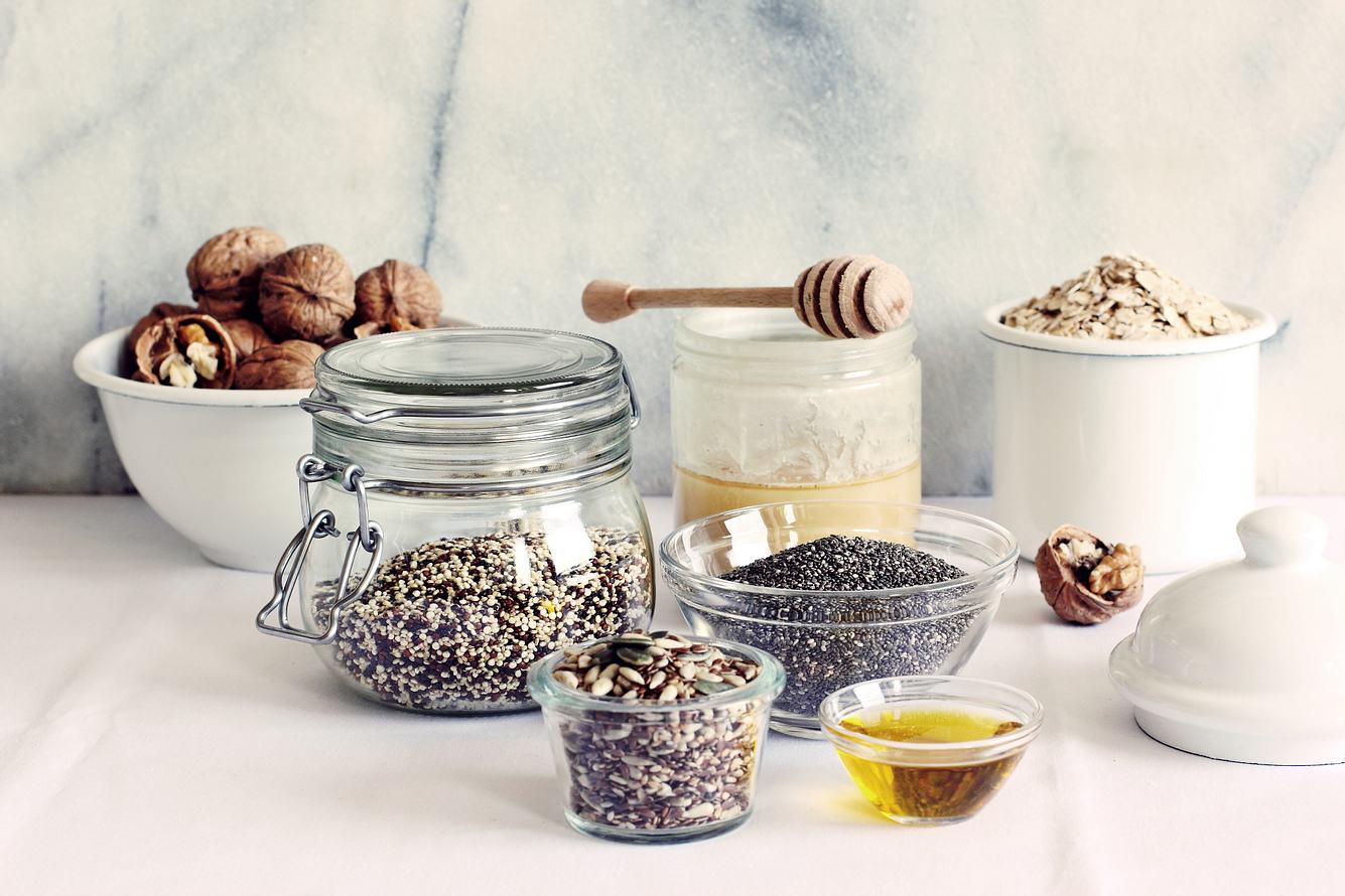 Heimisches Superfood Verschiedene heimische Superfoods in Schälchen und Behältern