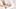 Weißes Heizkissen auf Bettlacken - Foto: iStock/amixstudio
