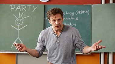 Hendrik Duryn als Lehrer Stefan Vollmer - Foto: TVNOW / Frank Dicks / Sony Pictures FFP
