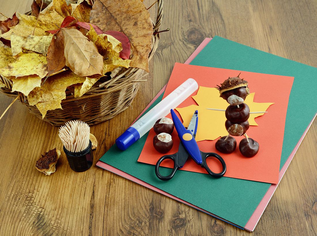 Schöne Herbstdeko lässt sich mit wenigen Materialien selber basteln. Schöne Herbstdeko lässt sich mit wenigen Materialien selber basteln.