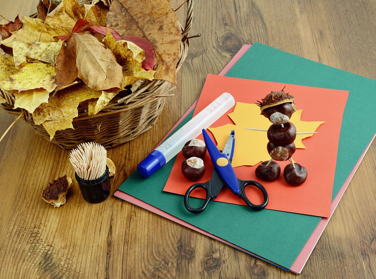 Schöne Herbstdeko lässt sich mit wenigen Materialien selber basteln.