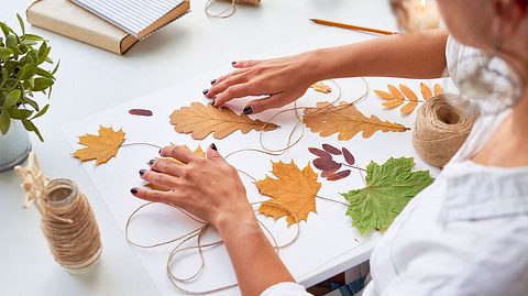 Woraus sich eine schöne Herbstgirlande basteln lässt, verraten wir hier. - Foto: SeventyFour / iStock