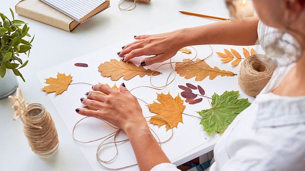 Woraus sich eine schöne Herbstgirlande basteln lässt, verraten wir hier. - Foto: SeventyFour / iStock