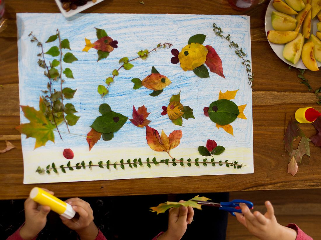 Eine Unterwasserwelt aus Herbstlaub ist für Kinder ein großer Spaß. Unterwasserwelt als Herbstlaub-Bild