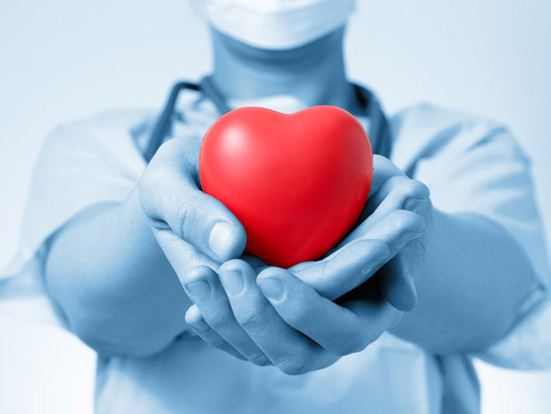 Die Einstellung der Patienten kann erhebliche Auswirkungen auf die Genesung nach
einer Herz-Operation haben. Arzt hält Herz in der Hand Operation