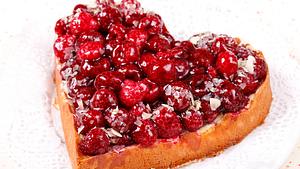 Herzkuchen mit Himbeeren.  - Foto: MaximShebeko / iStock