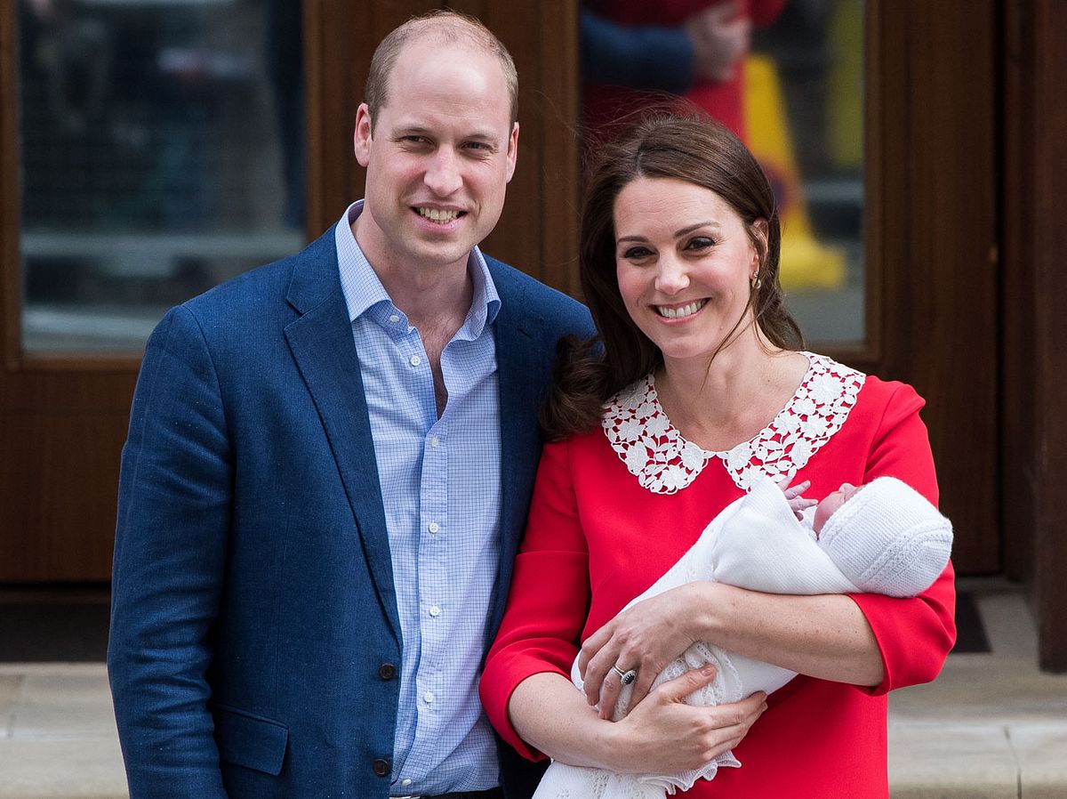 Prinz William und Herzogin Kate verlassen mit ihrem Baby das Krankenhaus. 