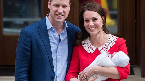 Prinz William und Herzogin Kate verlassen mit ihrem Baby das Krankenhaus.  - Foto: Samir Hussein / WireImage
