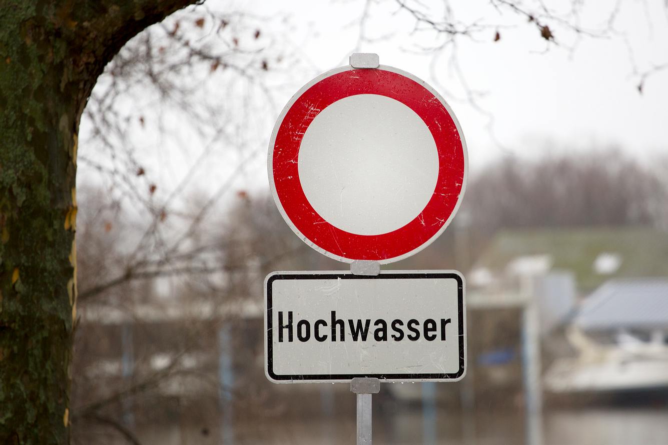 Viele Regionen Deutschlands wurden von den Wassermassen überrascht. Ein Verkehrsschild warnt vor Hochwasser.