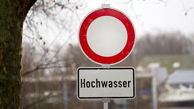 Ein Verkehrsschild warnt vor Hochwasser. - Foto: iStock / ollo
