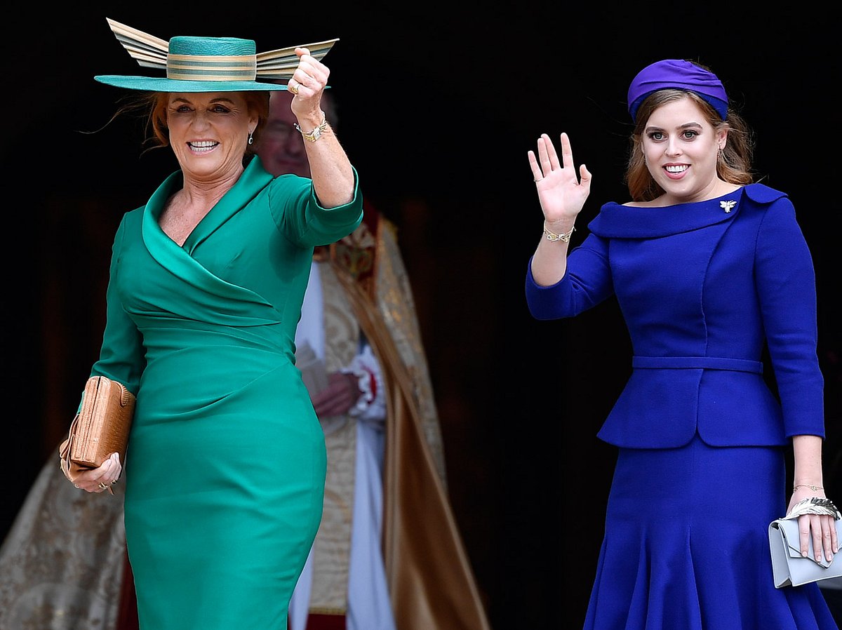 Hochzeit von Eugenie: Brautmutter Sarah und Brautschwester Beatrice winken den Zaungästen