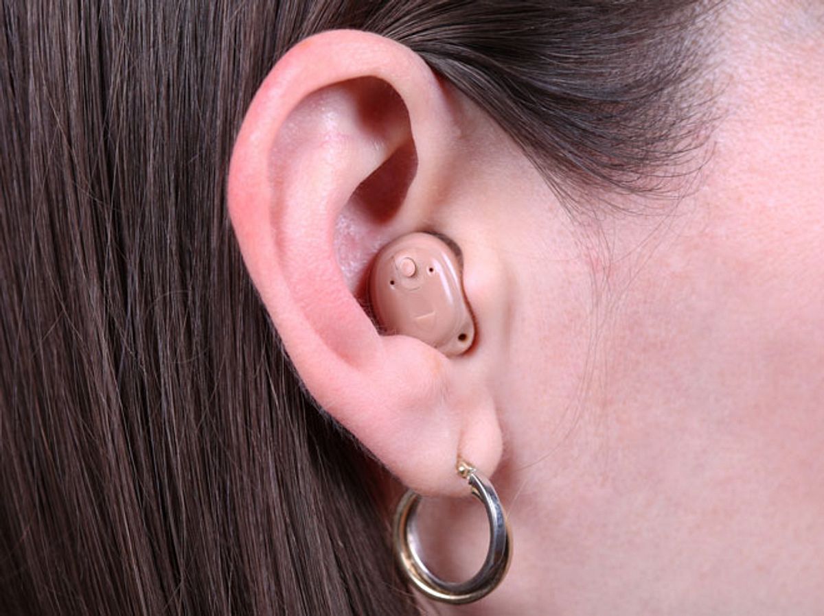 Wer ein Hörgerät kaufen will, muss sich zwischen Hinter-dem-Ohr-Geräten und jenen, die im Ohr getragen werden, entscheiden.