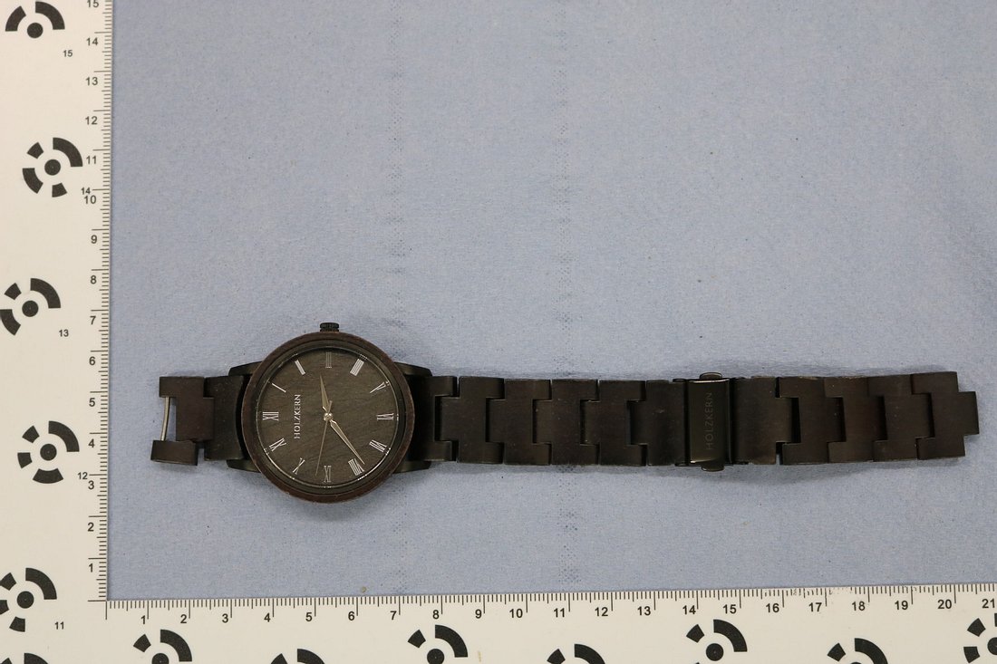 'Holzkern' Armbanduhr. 'Holzkern' Armbanduhr.