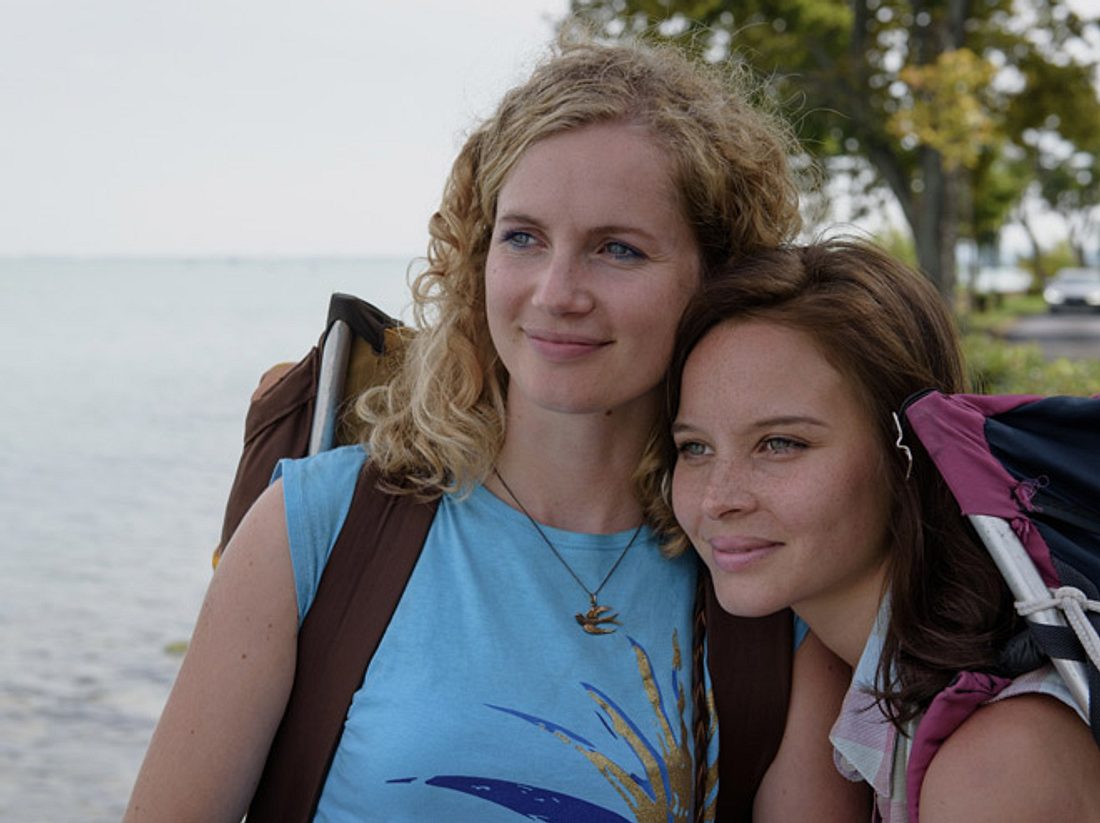 Cornelia Gröschel (l.) und Sonja Gerhardt spielen in 'Honigfrauen' zwei
Schwestern, die aus der DDR zum Balaton reisen. Cornelia Gröschel und Sonja Gerhardt spielen in 'Honigfrauen' zwei Schwestern.