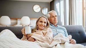 Hoodie Decke an einem Ehepaar  - Foto: iStock/PeopleImages 