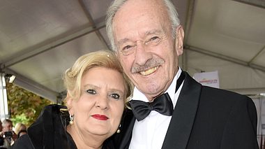 Schauspieler Horst Naumann, Ex-Traumschiff-Arzt, und seine Frau Martina Linn-Naumann. - Foto: Tristar Media / Getty Images