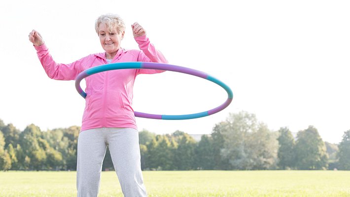 Hula-Hoop für Anfänger.  - Foto: IPGGutenbergUKLtd / iStock