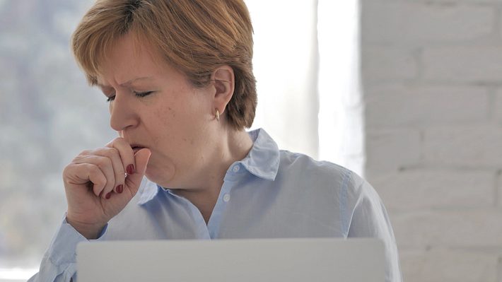 Frau hustet in ihre Hand. - Foto: yourstockbank  iStock