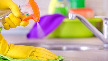 Wie viel Hygiene ist zu Hause wirklich nötig? - Foto: Jevtic / iStock