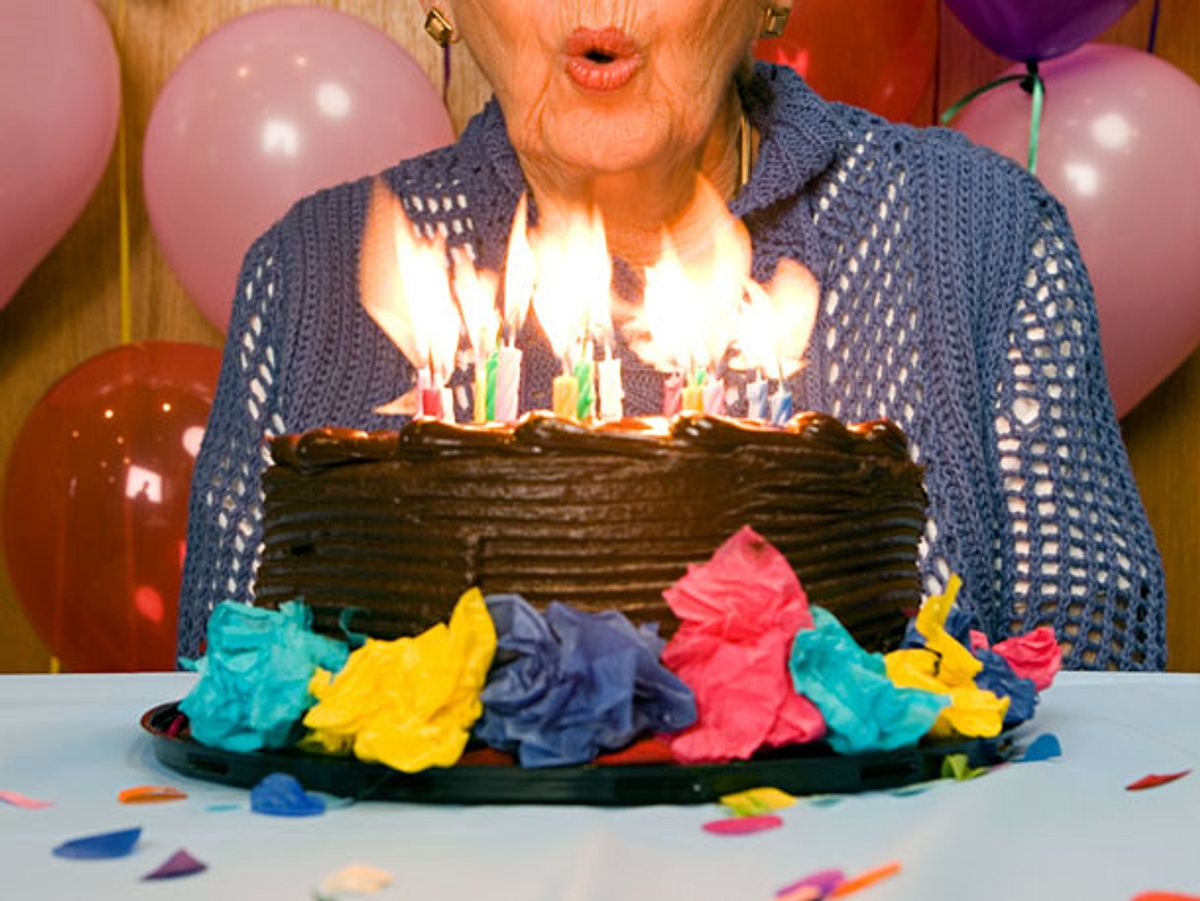 Da die 100-jährige Marjorie Ovens keine Familie mehr hat, bekam sie zu ihrem runden Geburtstag Besuch von Fremden, die ihr eine schöne Zeit bereiten wollten.
