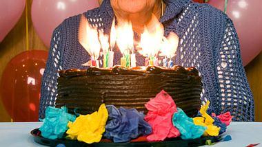 Da die 100-jährige Marjorie Ovens keine Familie mehr hat, bekam sie zu ihrem runden Geburtstag Besuch von Fremden, die ihr eine schöne Zeit bereiten wollten. - Foto: XiXinXing / iStock