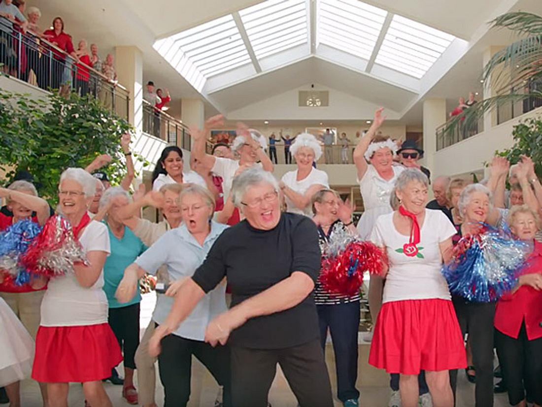 Die Über 80-jährigen Bewohner einer seniorengerechten Anlage drehten mit viel Elan das Musikvideo zu 'Shake It Off' von Taylor Swift nach.