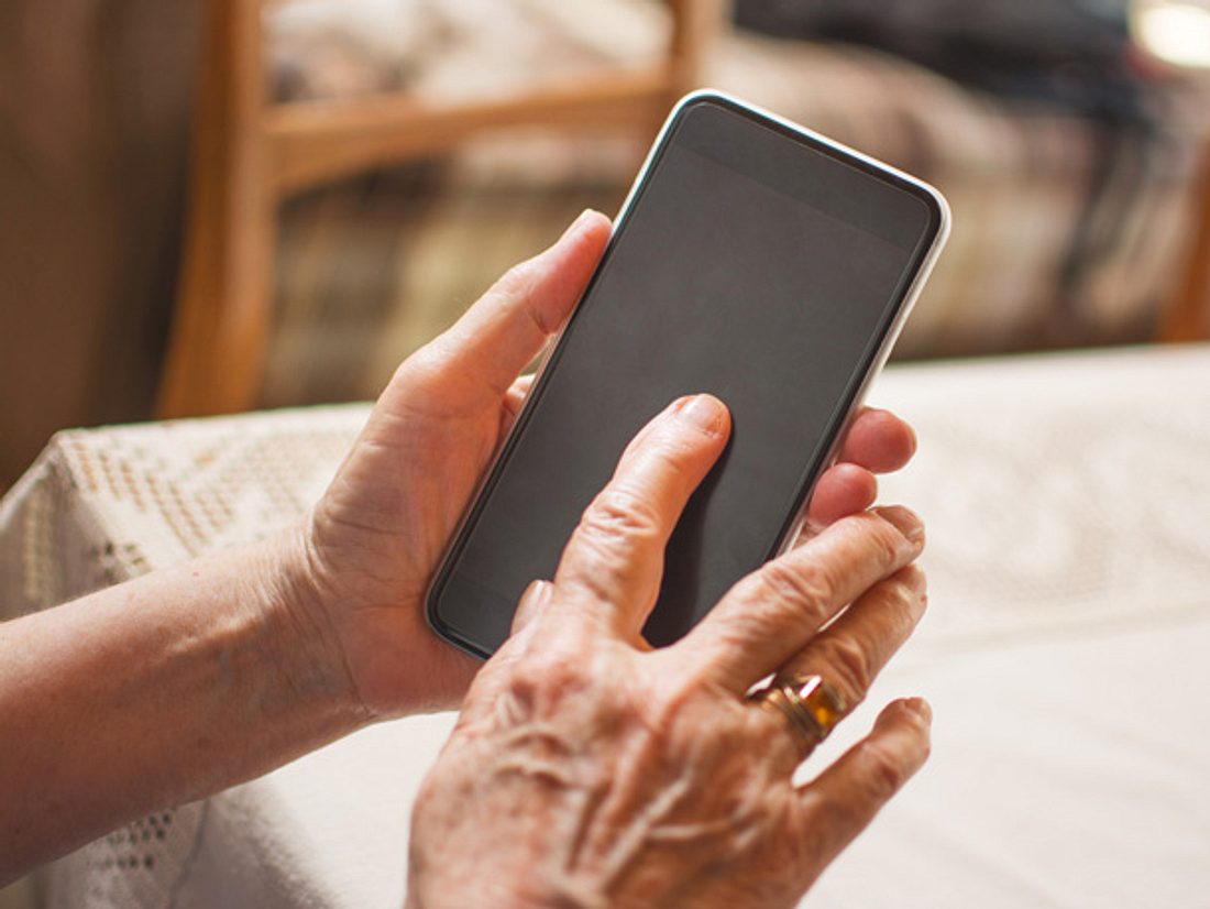 Eine 80-Jährige stürzte in ihrer Wohnung und setzte ihren Notruf aus Versehen bei einem Fremden ab. Eine 80-Jährige stürzte in ihrer Wohnung und setzte ihren Notruf aus Versehen bei einem Fremden ab.