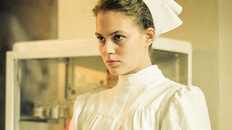 Die rebellische Ida Lenze (gespielt von Alicia von Rittberg) kämpft in Charité für ihren Traum, Ärztin zu werden. - Foto: ARD / Nik Konietzny