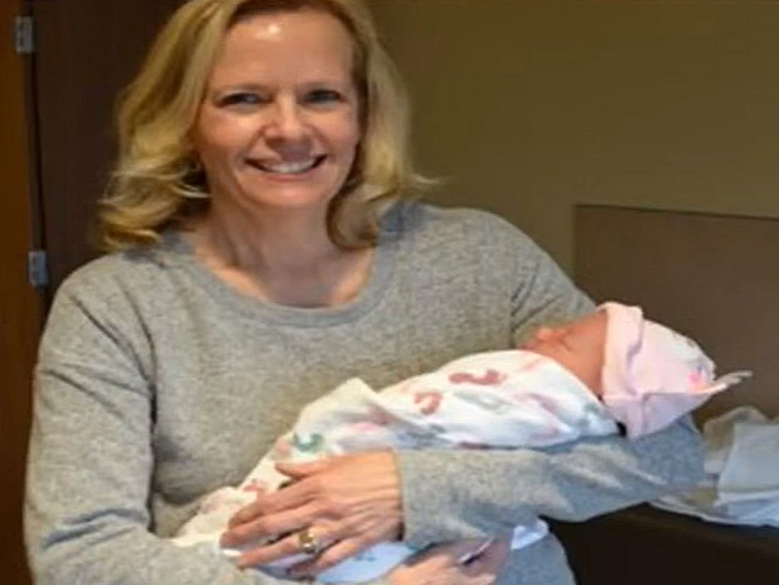 Ausgerechnet am Geburtstag ihrer schwangeren Tochter Michelle Huntley holte diese Mutter ihr Enkelkind auf die Welt.