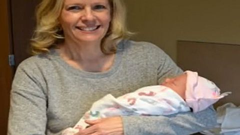 Ausgerechnet am Geburtstag ihrer schwangeren Tochter Michelle Huntley holte diese Mutter ihr Enkelkind auf die Welt. - Foto: TMJ4