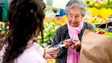 In Australien hat ein Fremder die Einkäufe einer alten Dame bezahlt, nachdem ihre Kreditkarte an der Kasse mehrfach abgelehnt worden war. - Foto: andresr / iStock