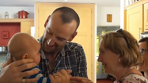 Für Großeltern ist es ein unbeschreiblich schönes Gefühl, ihre Enkel zum ersten Mal zu sehen. - Foto: YouTube / Dave ORegan