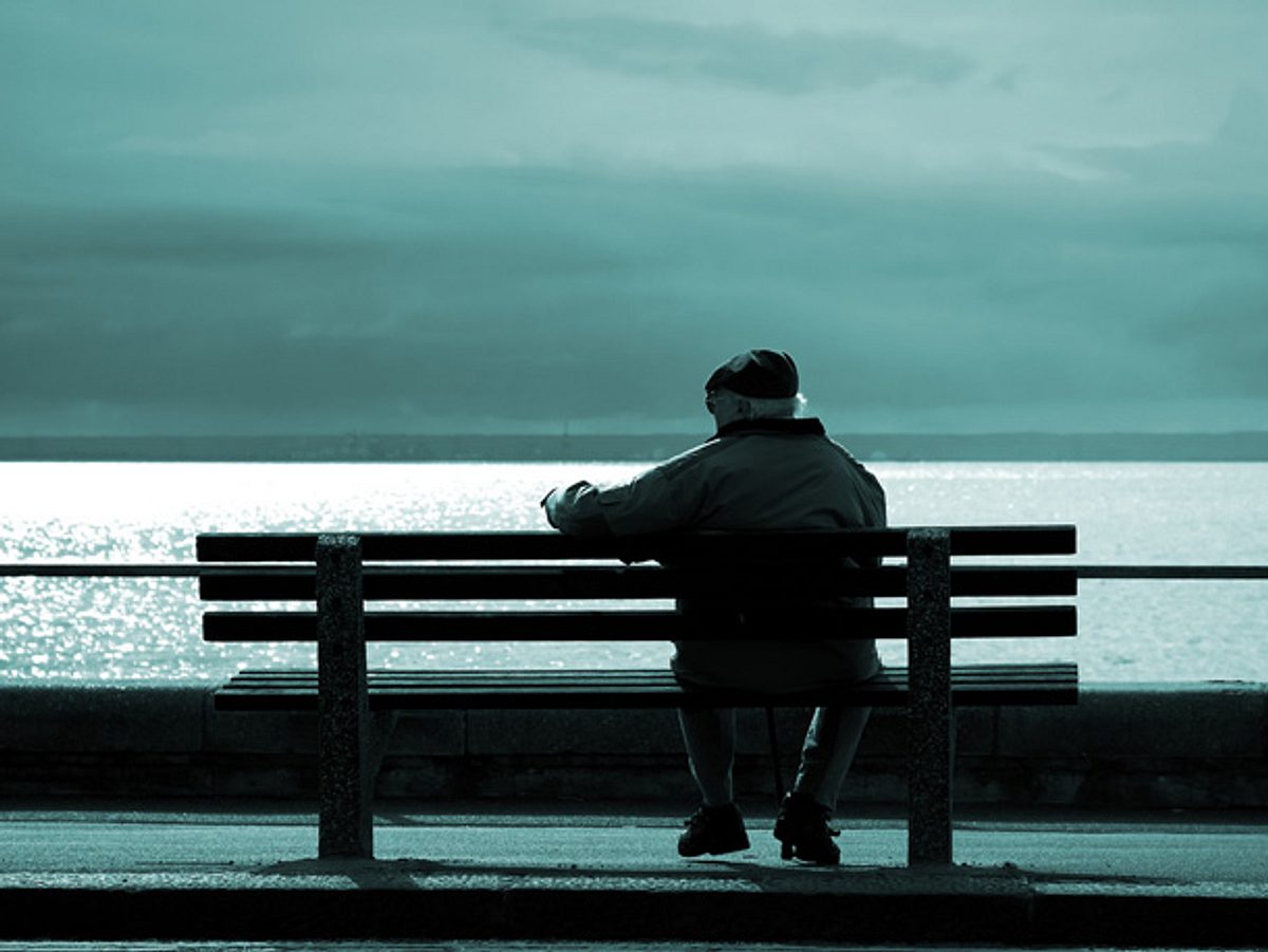 Nachdem er sich selbst isoliert gefühlt hatte, gibt ein 90-jähriger Brite jetzt Tipps, wie man Einsamkeit bekämpfen kann.