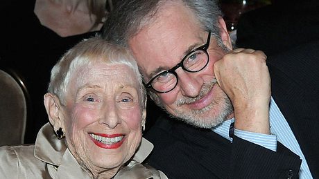 Der Tod seiner mit 97 Jahren verstorbenen Mutter Leah Adler trifft Regisseur Steven Spielberg sehr, denn er bewunderte sie. - Foto: Michael Kovac / Getty Images