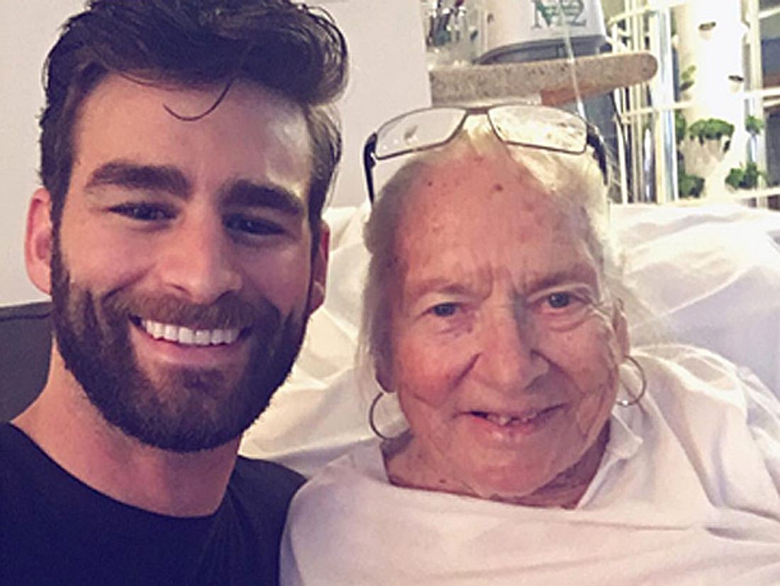 Erst waren sie Nachbarn auf einem Hausflur, jetzt kümmert sich Chris Salvatore in seiner eigenen Wohnung um die 89-jährige Norma Cook.